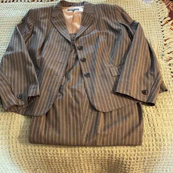 Women’s Pantsuit - Picture 2 of 2